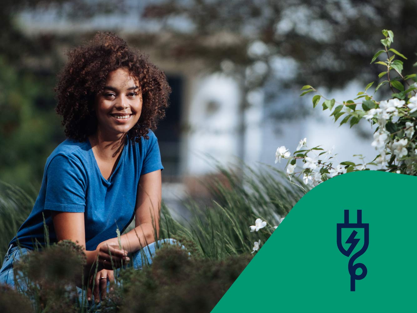 Kvinna sitter på huk i gräset med en fastighet i bakgrunden. Ikon för drift och energi.