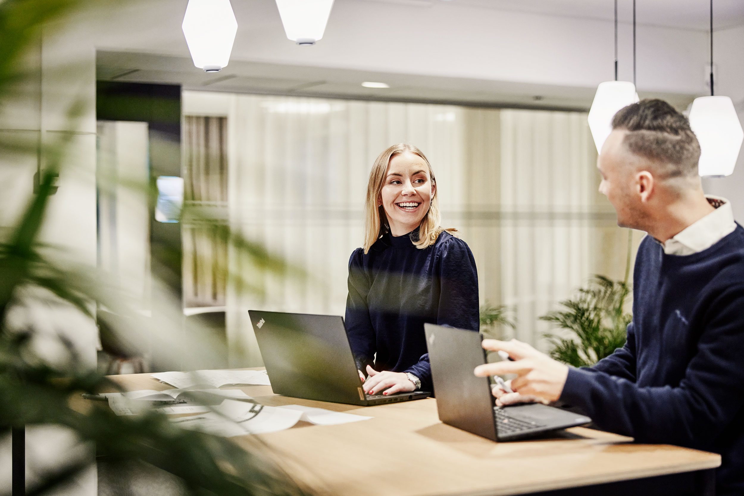 Två ekonomiska förvaltare i samtal på SBCs kontor