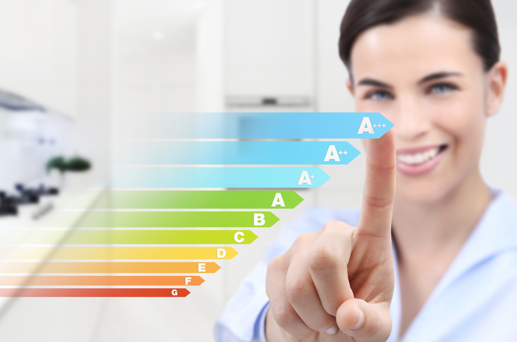 Kvinna pekar på färgglada staplar som illustrerar energideklaration i brf