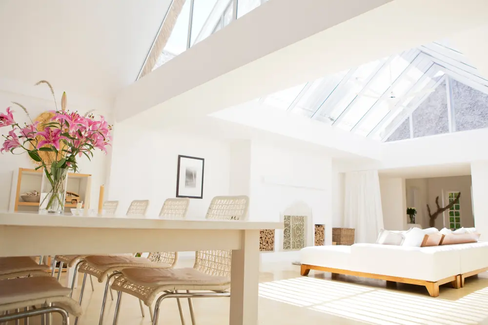 Ljust vardagsrum i en vindslägenhet med takfönster.