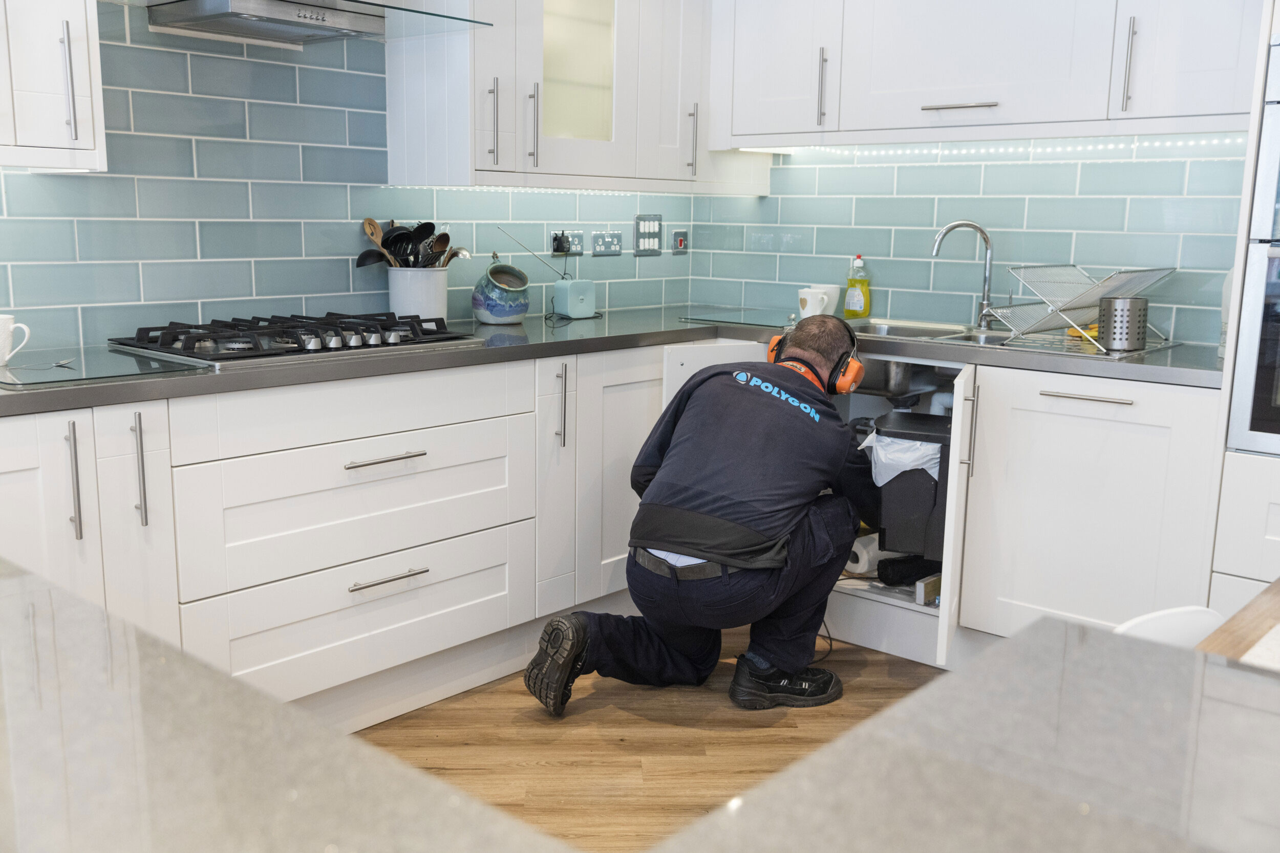 Rörmokare lagar rör under köksvask