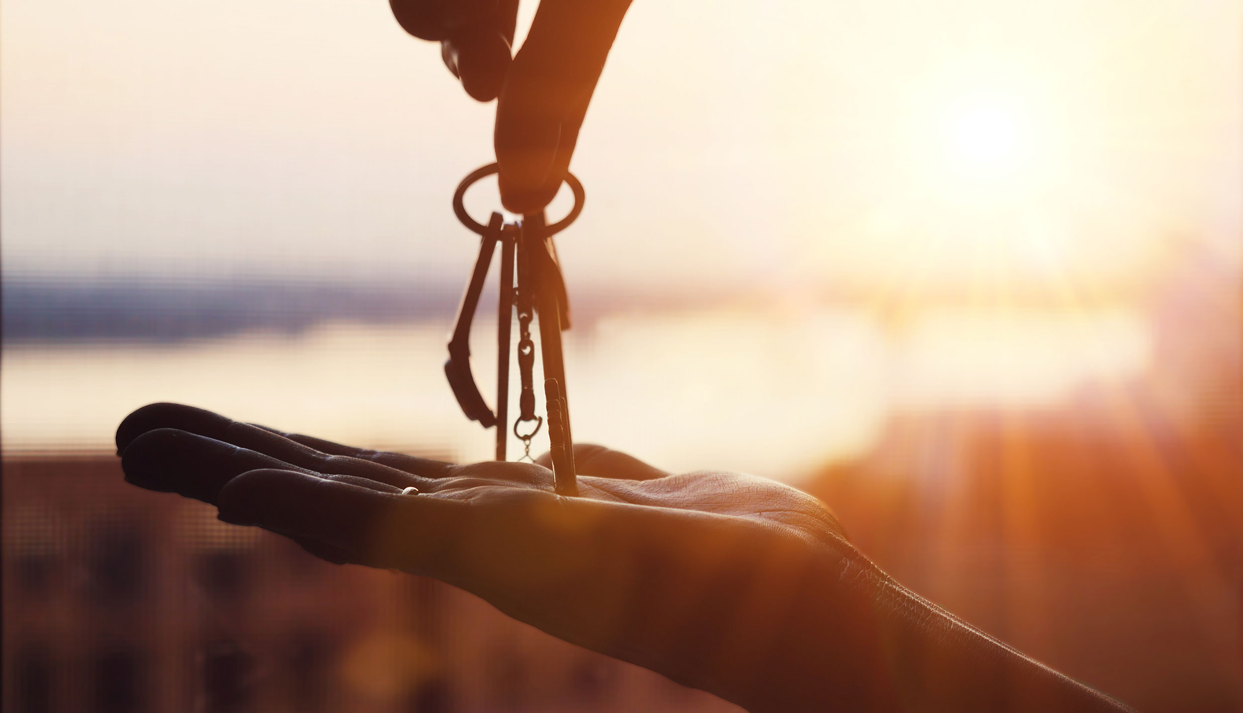 Nycklar läggs i handflata