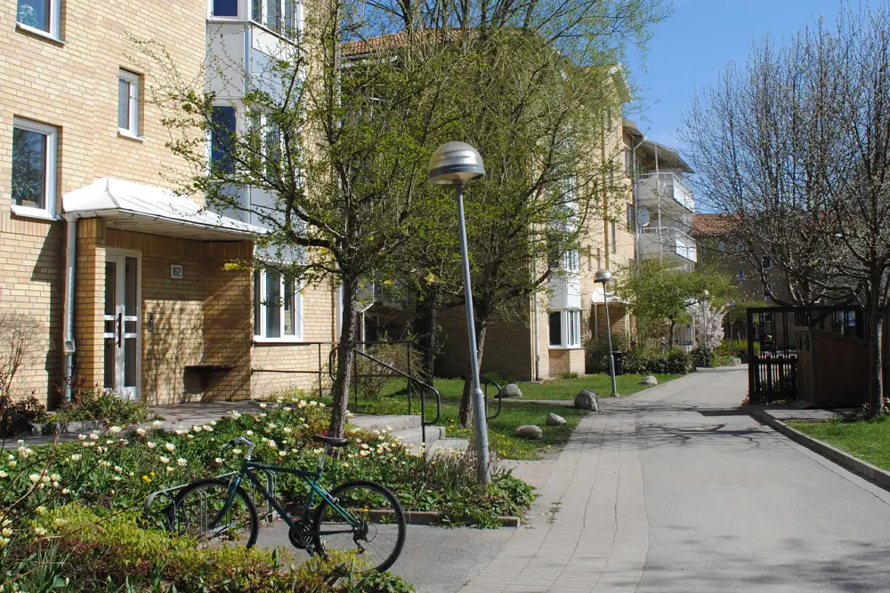 Port med i vårsolen hos SBCs kund Brf Gulddragaren i Mälarhöjden