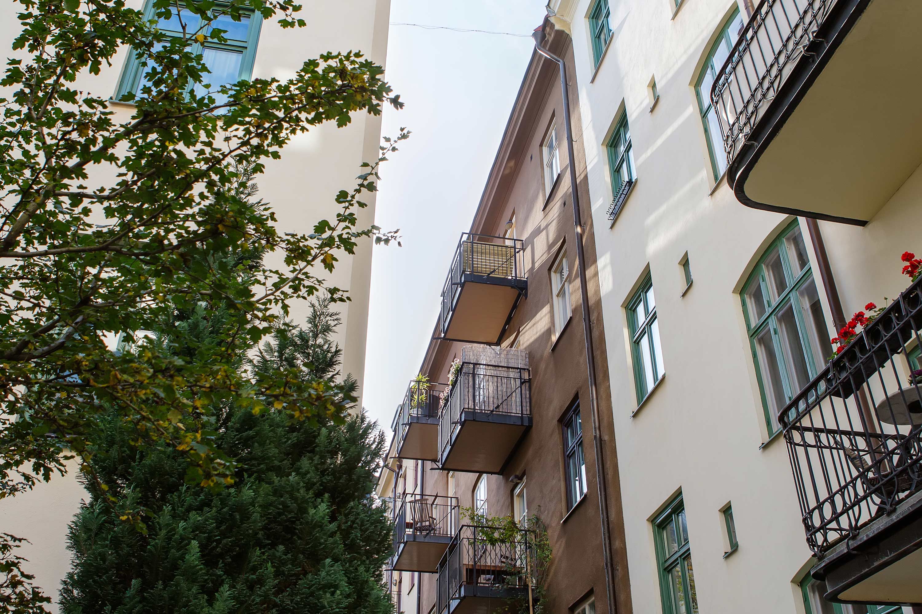 Flerbostadshus med balkonger och växtlighet