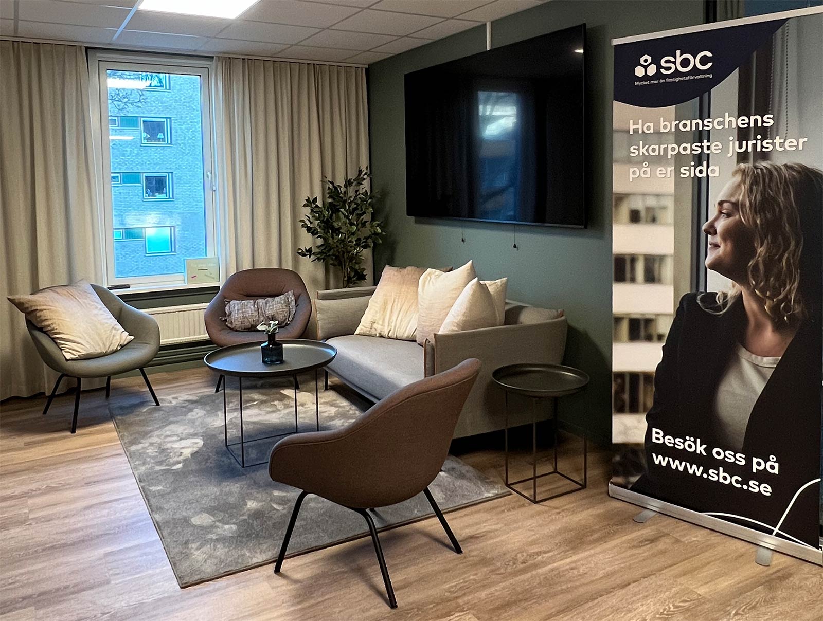 Gemensam yta med soffa i SBCs kontor i Uppsala