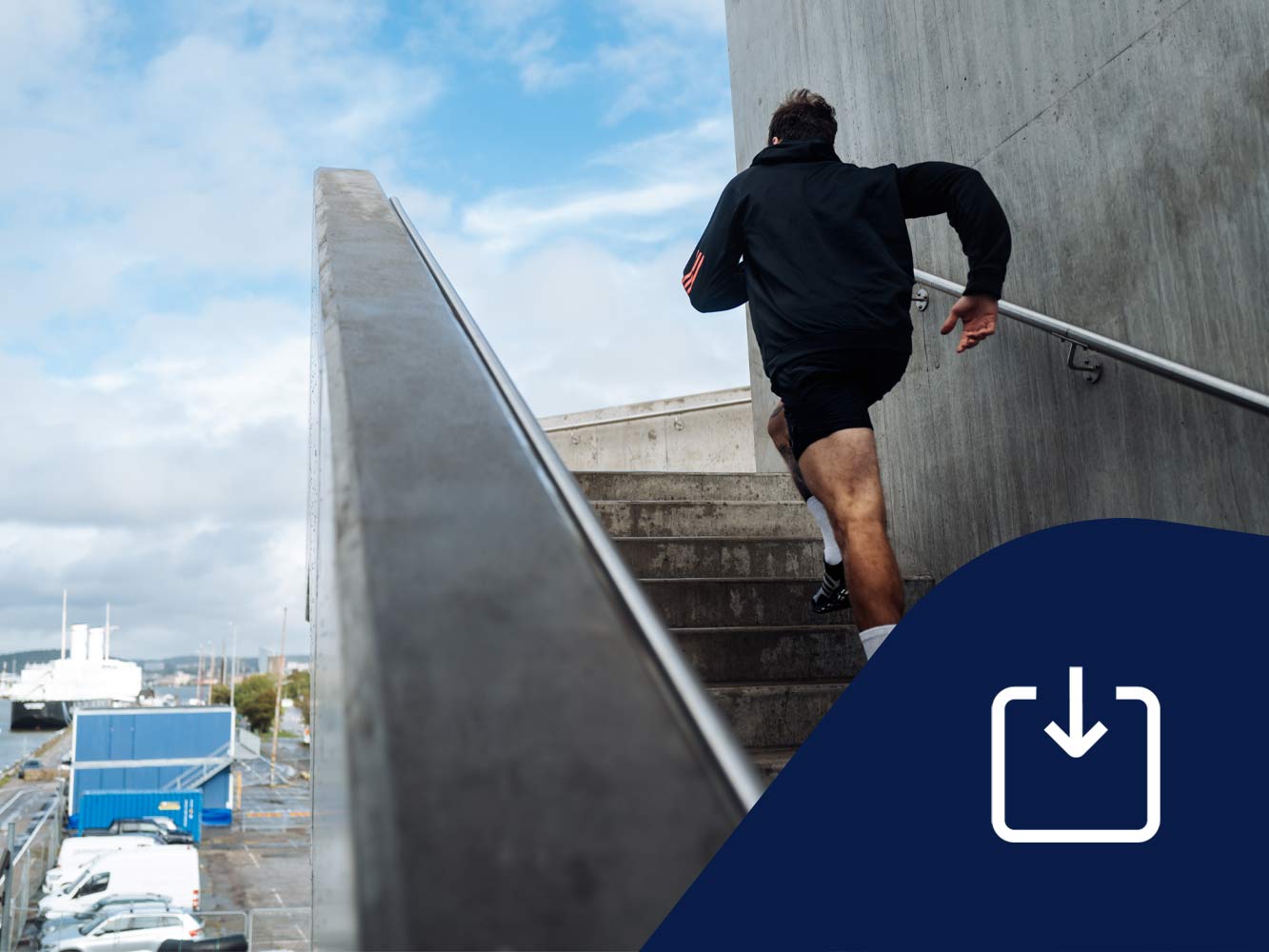 Man springer uppför en stentrappa i Göteborgs hamn. Ikon för nedladdning.