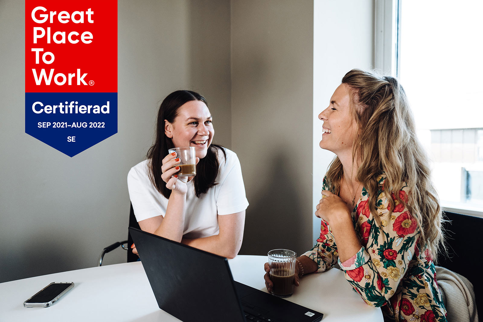 Två kvinnliga medarbetare på SBC dricker kaffe tillsammans
