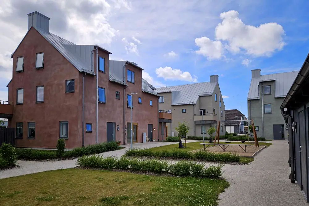 Flerbostadshus och lekplats från Brf klövern 11 i Visby - förvaltad av SBC