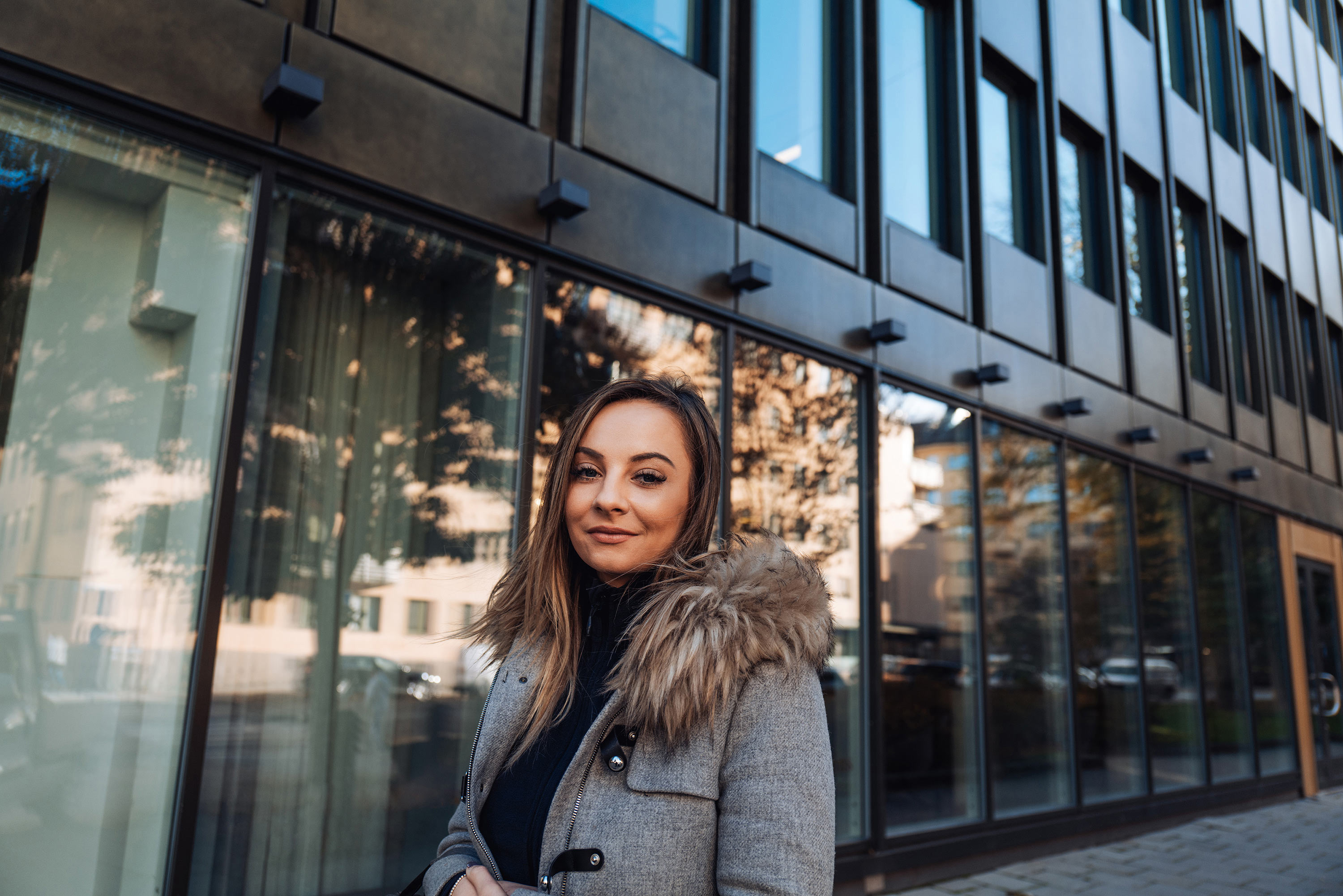 Teknisk förvaltare står framför SBCs kontor i Stockholm