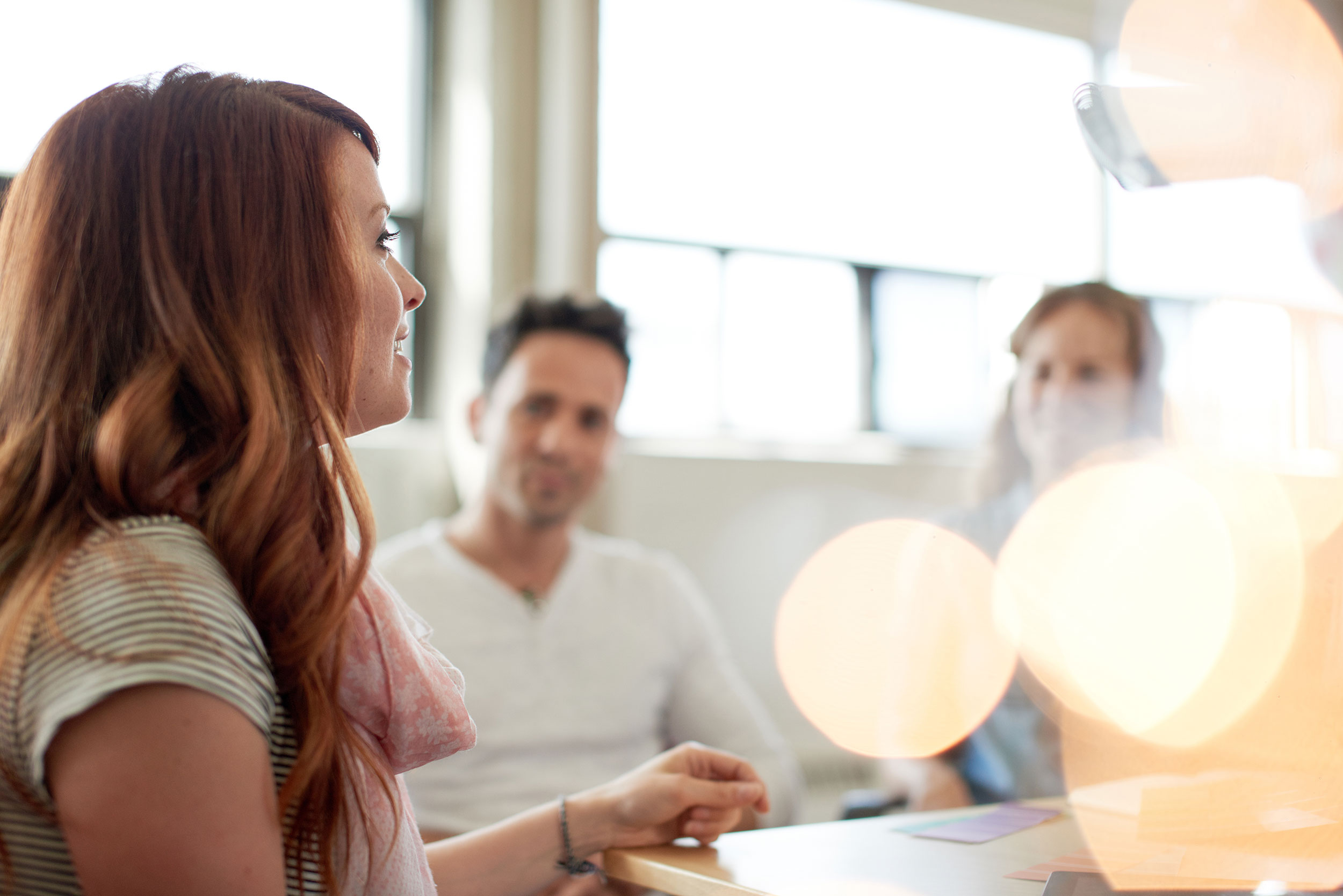 Tre människor som har möte om valberedning i brf
