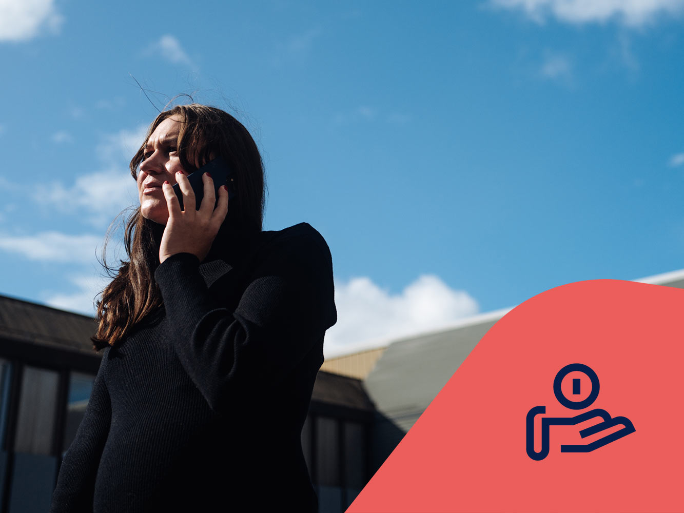 Ekonomisk förvaltare Josefin pratar i telefon utomhus. Ekonomiikon.