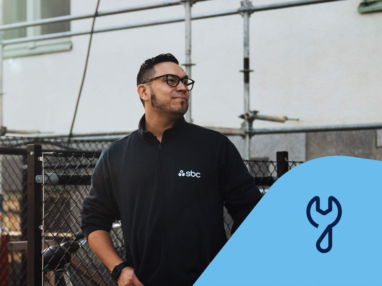 SBCs fastighetsskötare Gonzalo utanför en brf. Fastighetsservicesikon.