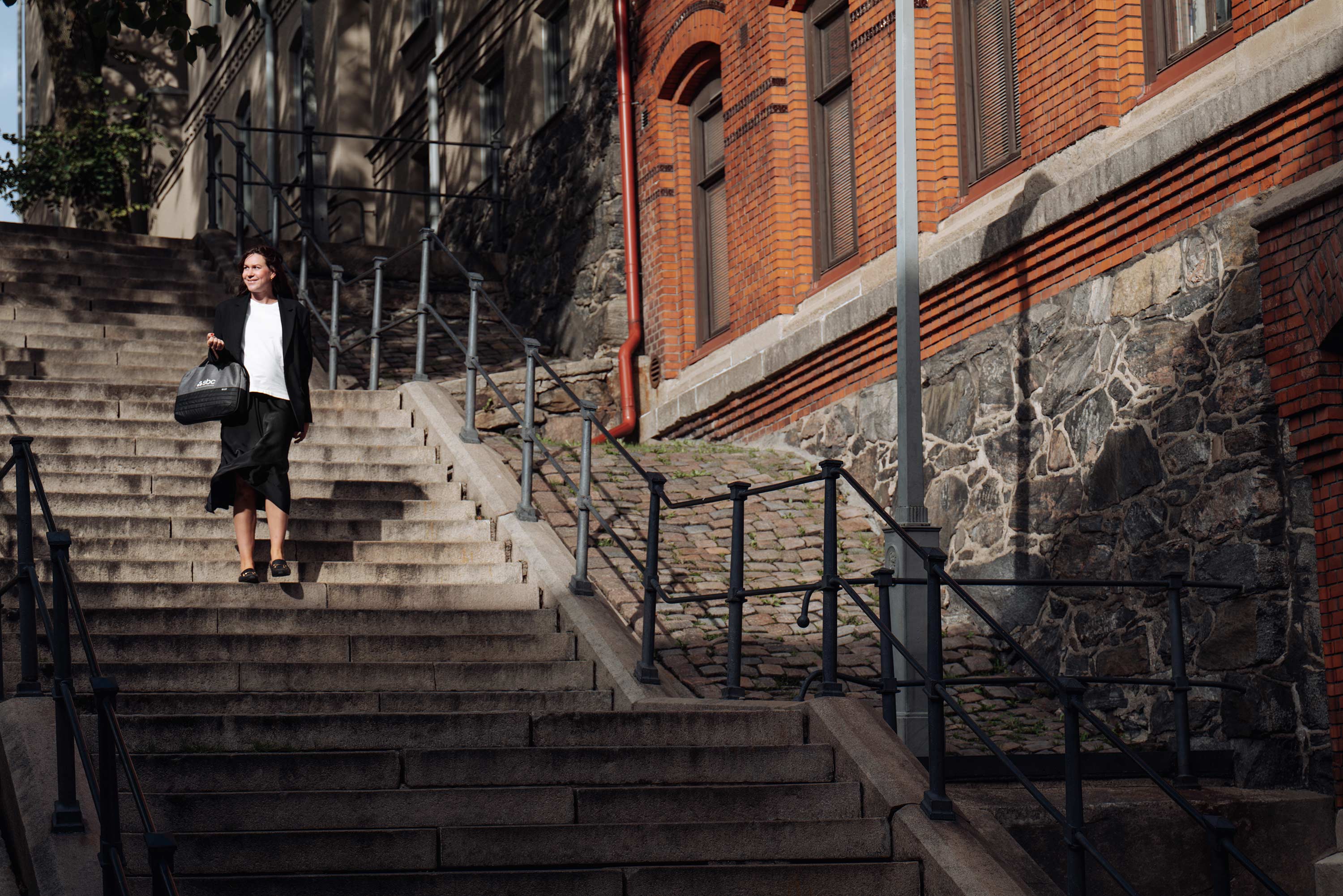 Josefine Ekonomisk förvaltare på SBC går ner för trappor