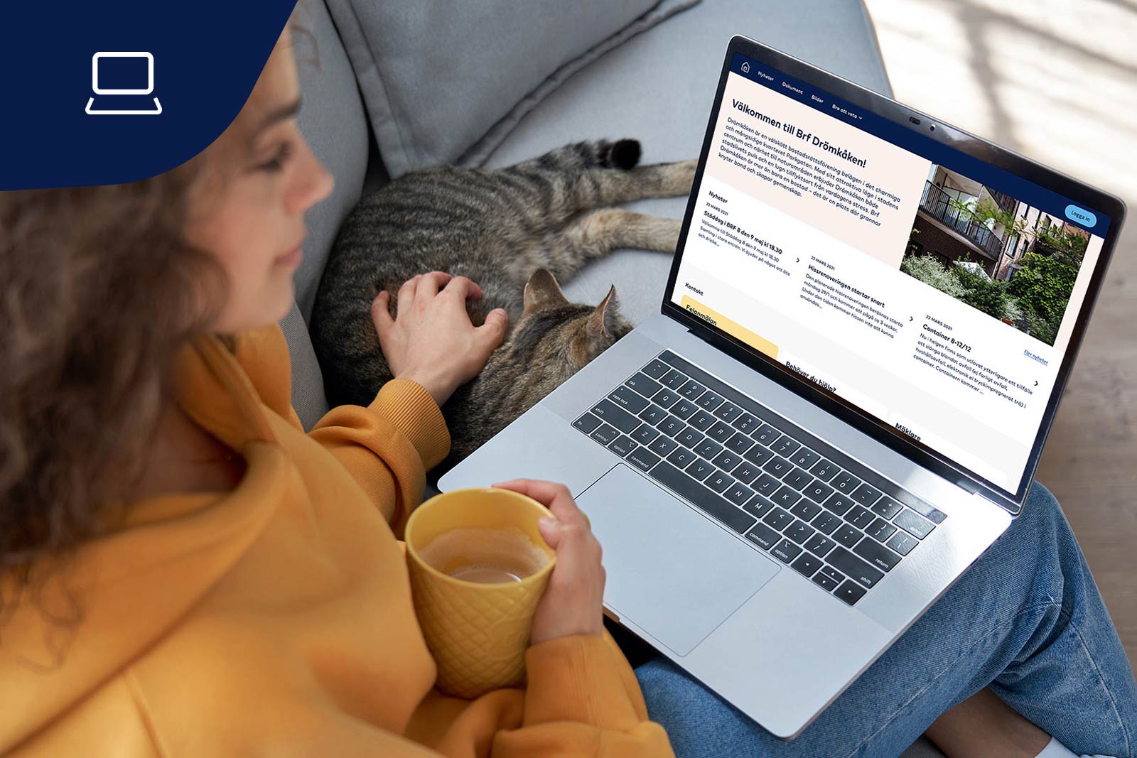 Kvinna sitter i soffan tillsammans med en katt och sin laptop i knät