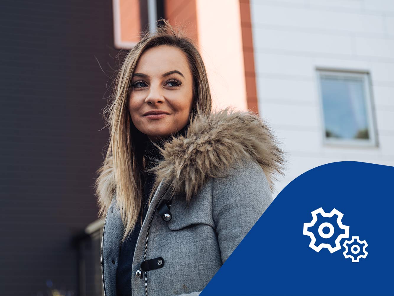 SBCs tekniska förvaltare Karolina står framför en fasad. Tekniskförvaltningsikon.