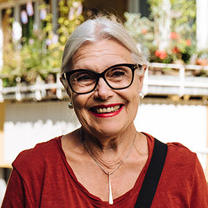 Siv Persson utanför Brf Albohem i Malmö