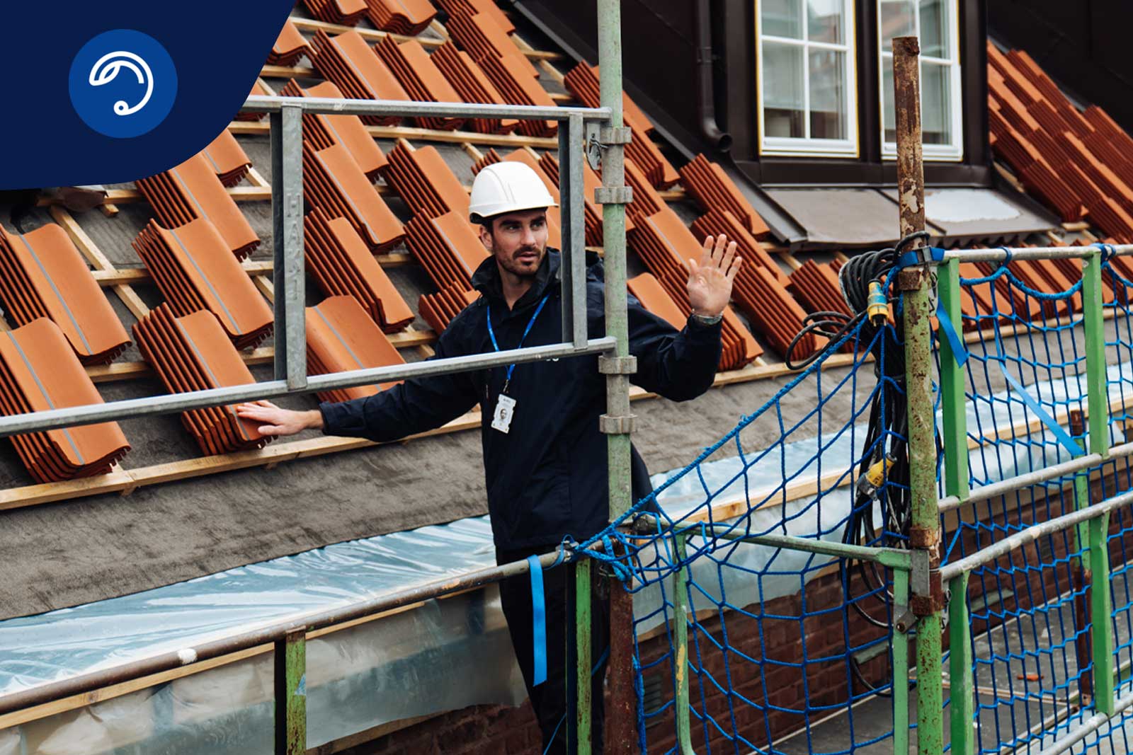 SBCs projektledare byggleder en takomläggning på en fastighet